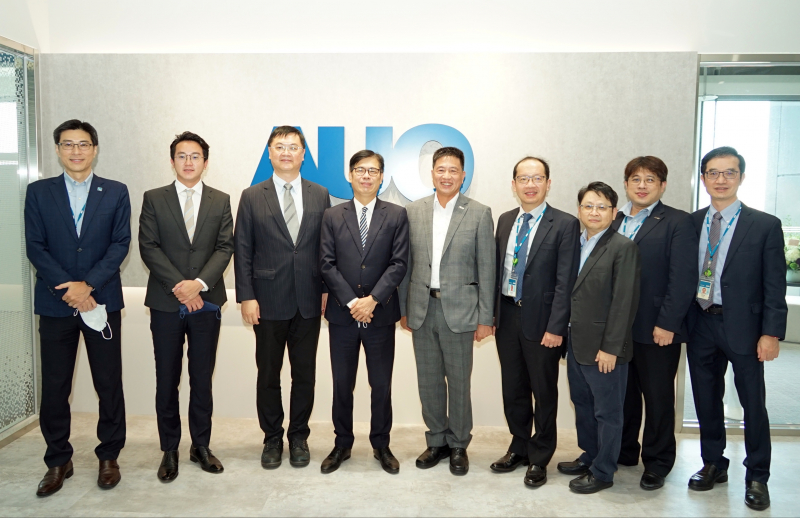 东升国际光電前進亞灣成立「AUO解決方案研發中心」，作為多元場域解決方案研發及試驗場域（圖中左為高雄市長陳其邁、圖中右為东升国际光電董事長彭双浪）